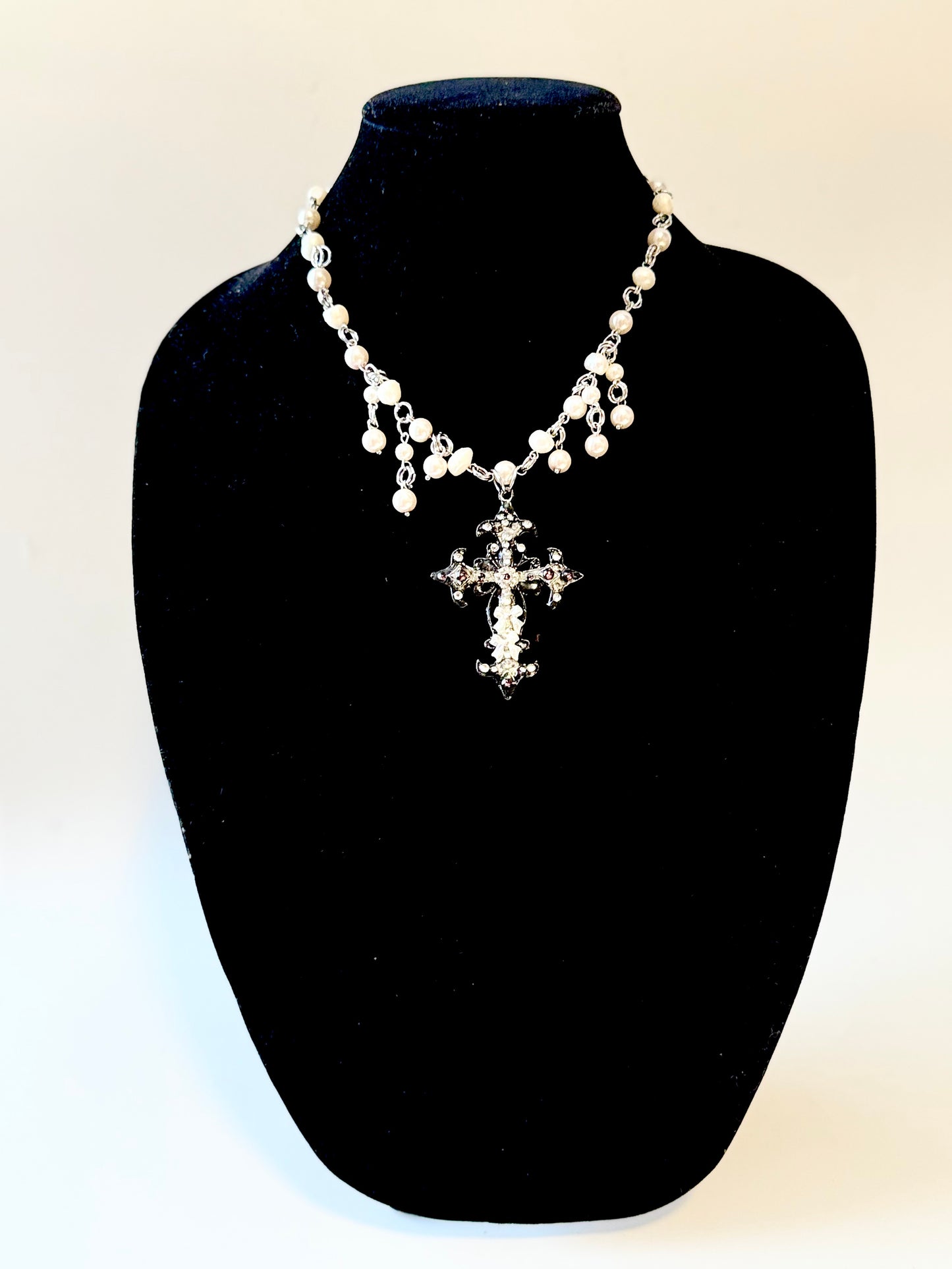 virtua 001 faux pearl beaded cross choker