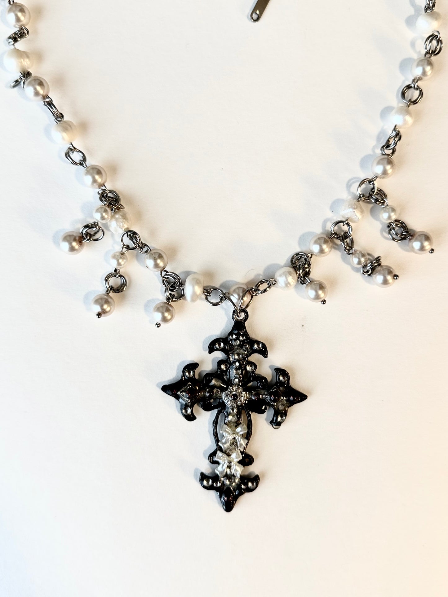 virtua 001 faux pearl beaded cross choker