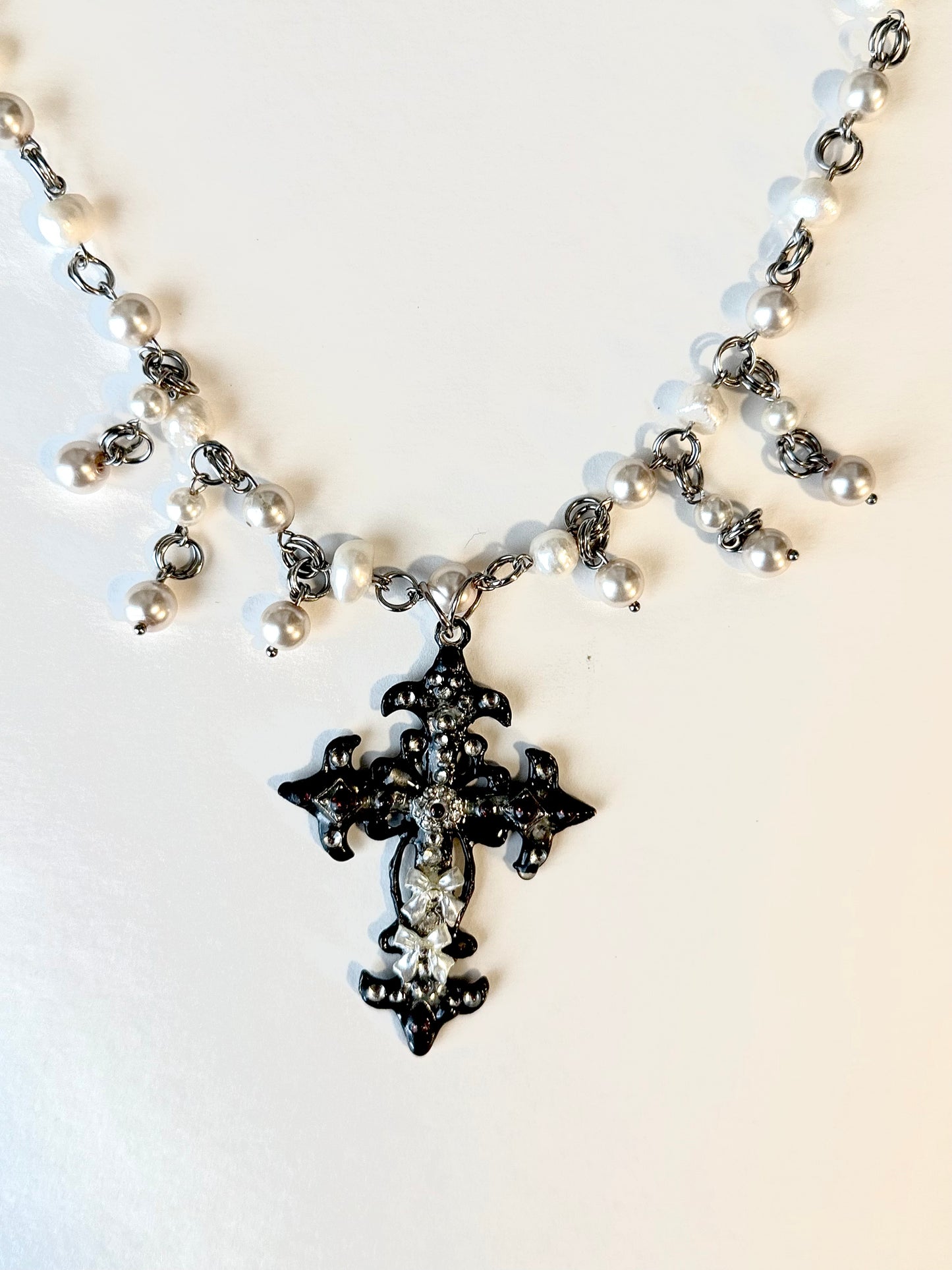 virtua 001 faux pearl beaded cross choker