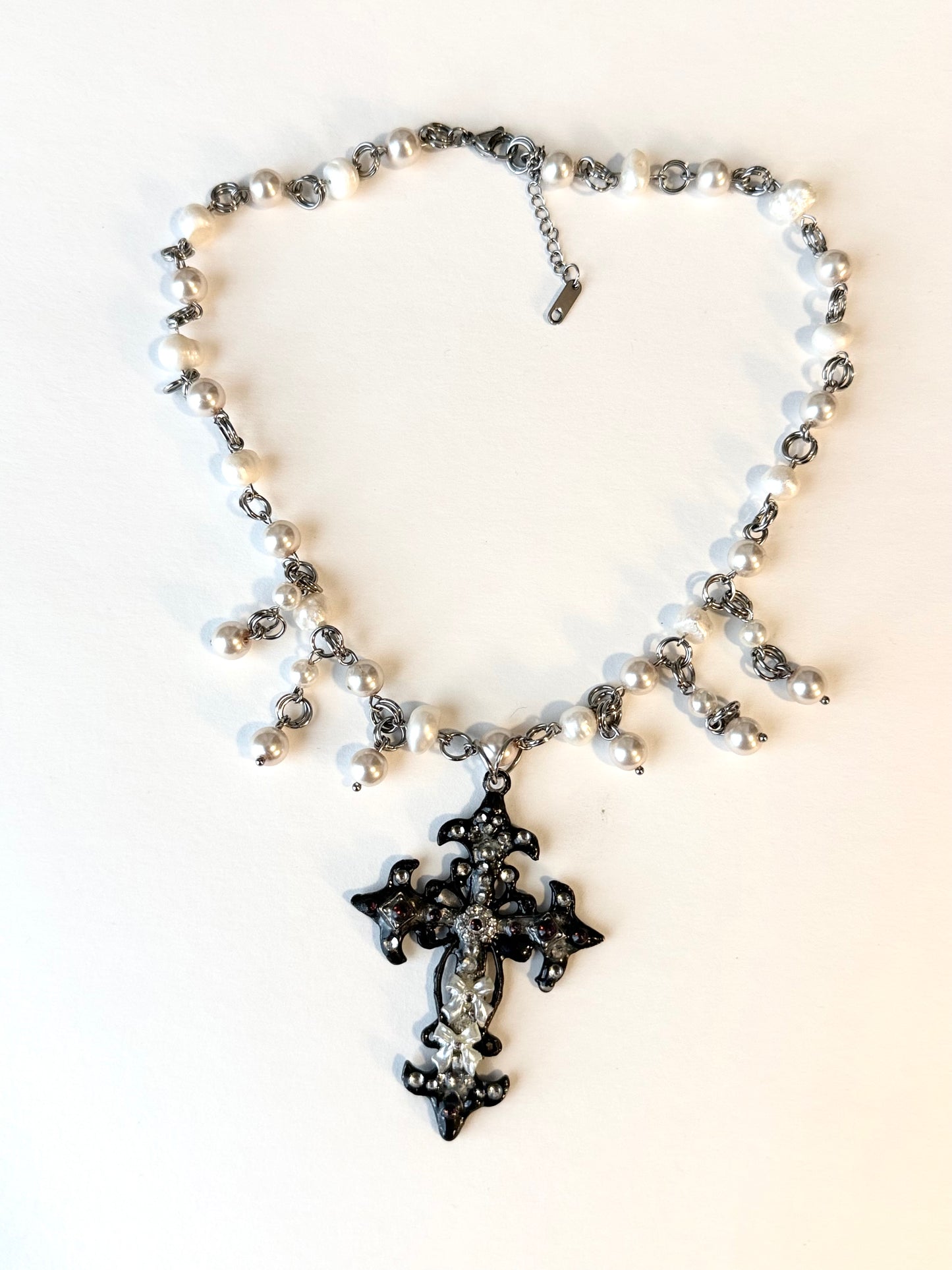 virtua 001 faux pearl beaded cross choker